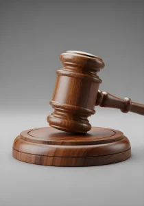 Martelo da justiça e calculadora representando a união entre direito e contabilidade tributária.